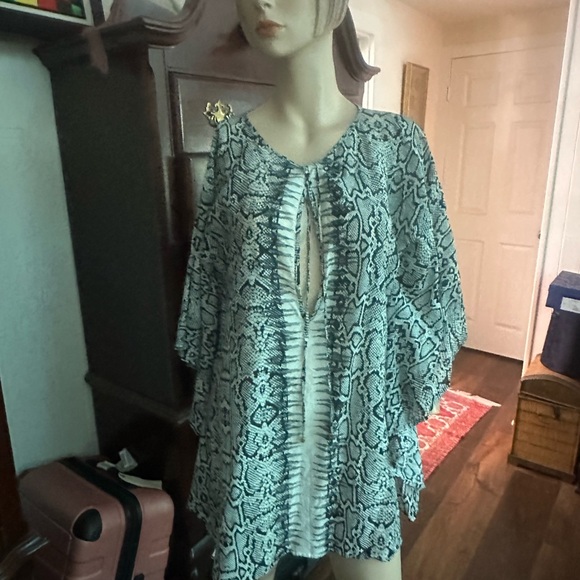 Black and White 3/4 Sleeve Tunic with Ruffled Bib Collar - Picture 1 of 6